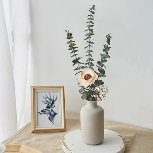 Vase ceramique blanc avec fleurs sechees